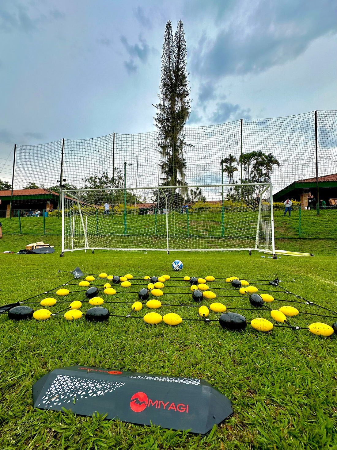 Entrena como un profesional: los mejores implementos deportivos para fútbol, baloncesto y voleibol - MIYAGI COLOMBIA