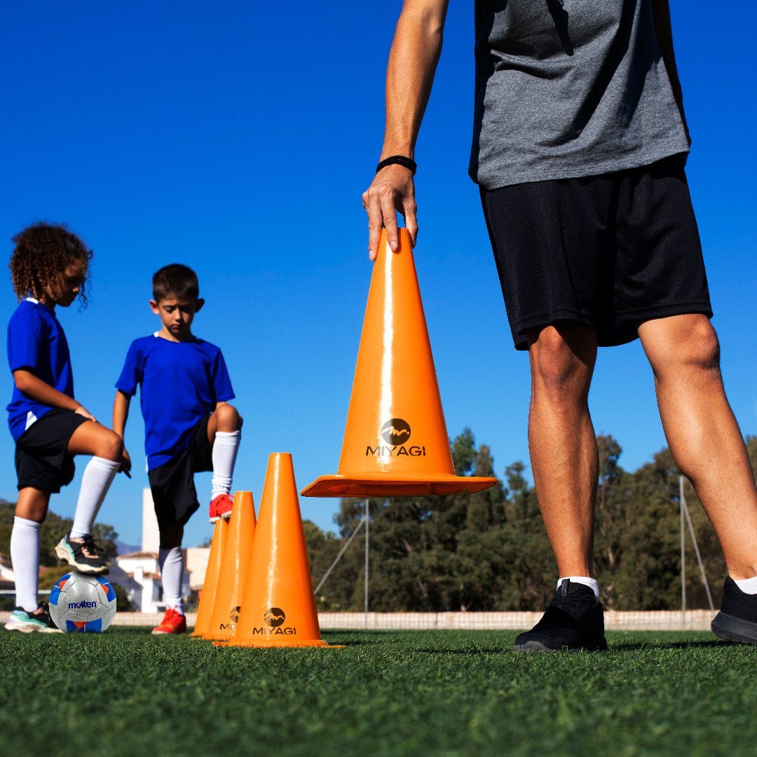 ¿Por qué los implementos de entrenamiento son clave para mejorar en el fútbol? - MIYAGI COLOMBIA