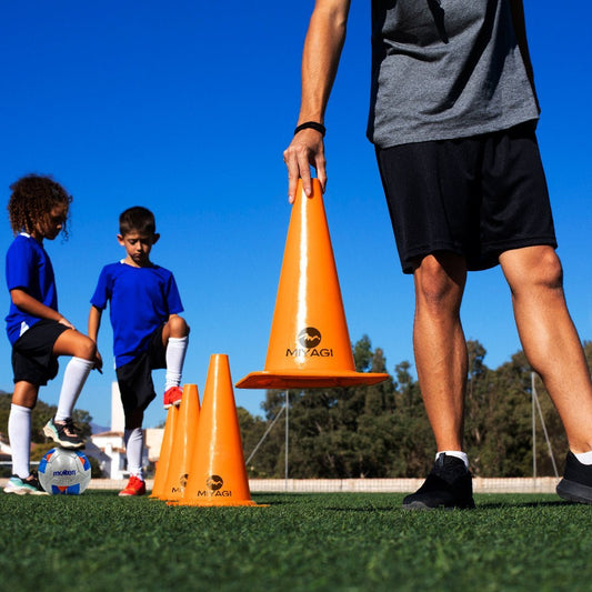 ¿Por qué los implementos de entrenamiento son clave para mejorar en el fútbol? - MIYAGI COLOMBIA